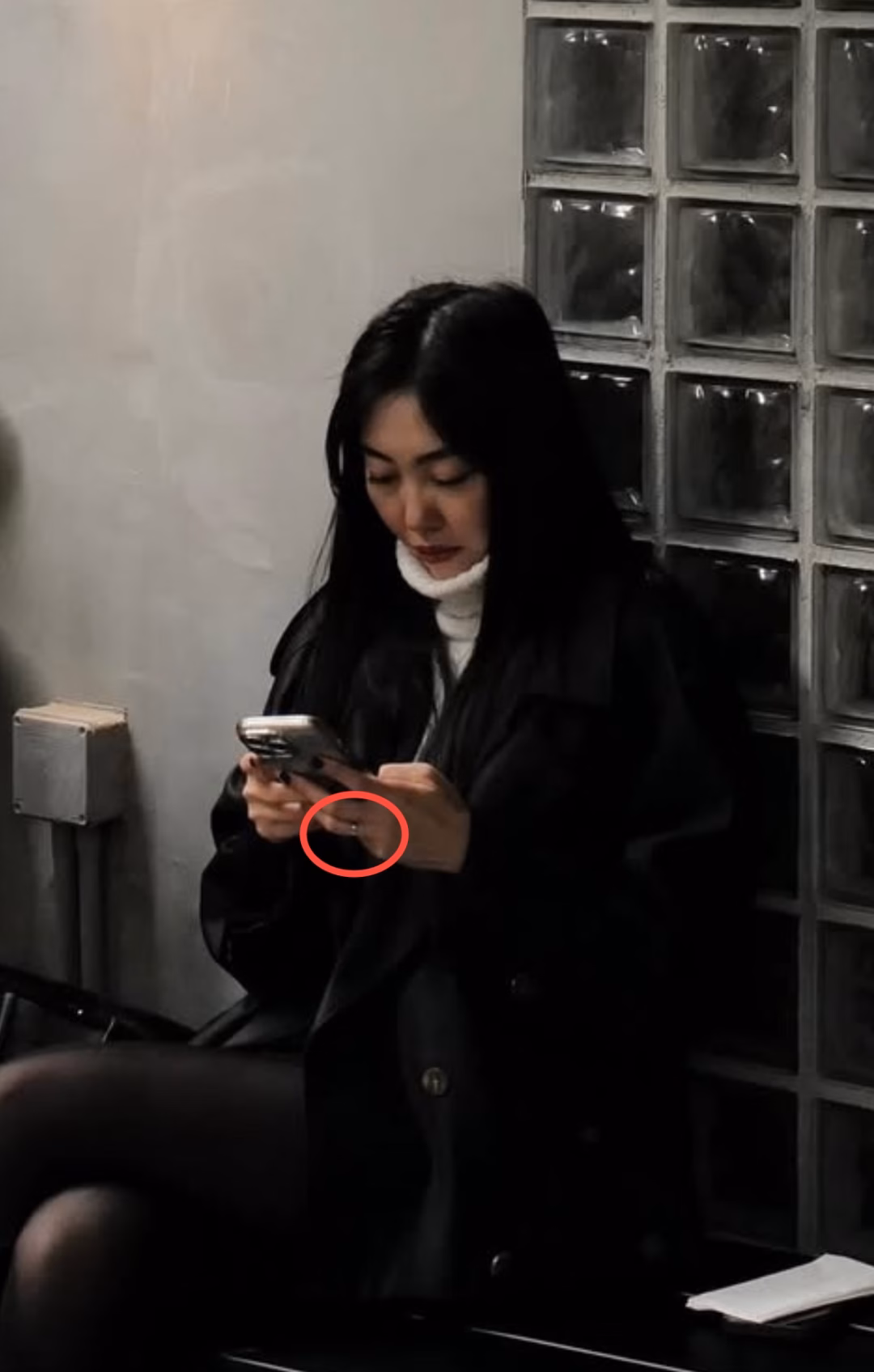 Trong 2 bức ảnh gần nhất được đăng tải trên Instagram, Thái Hằng vẫn đeo nhẫn cưới với Vũ.