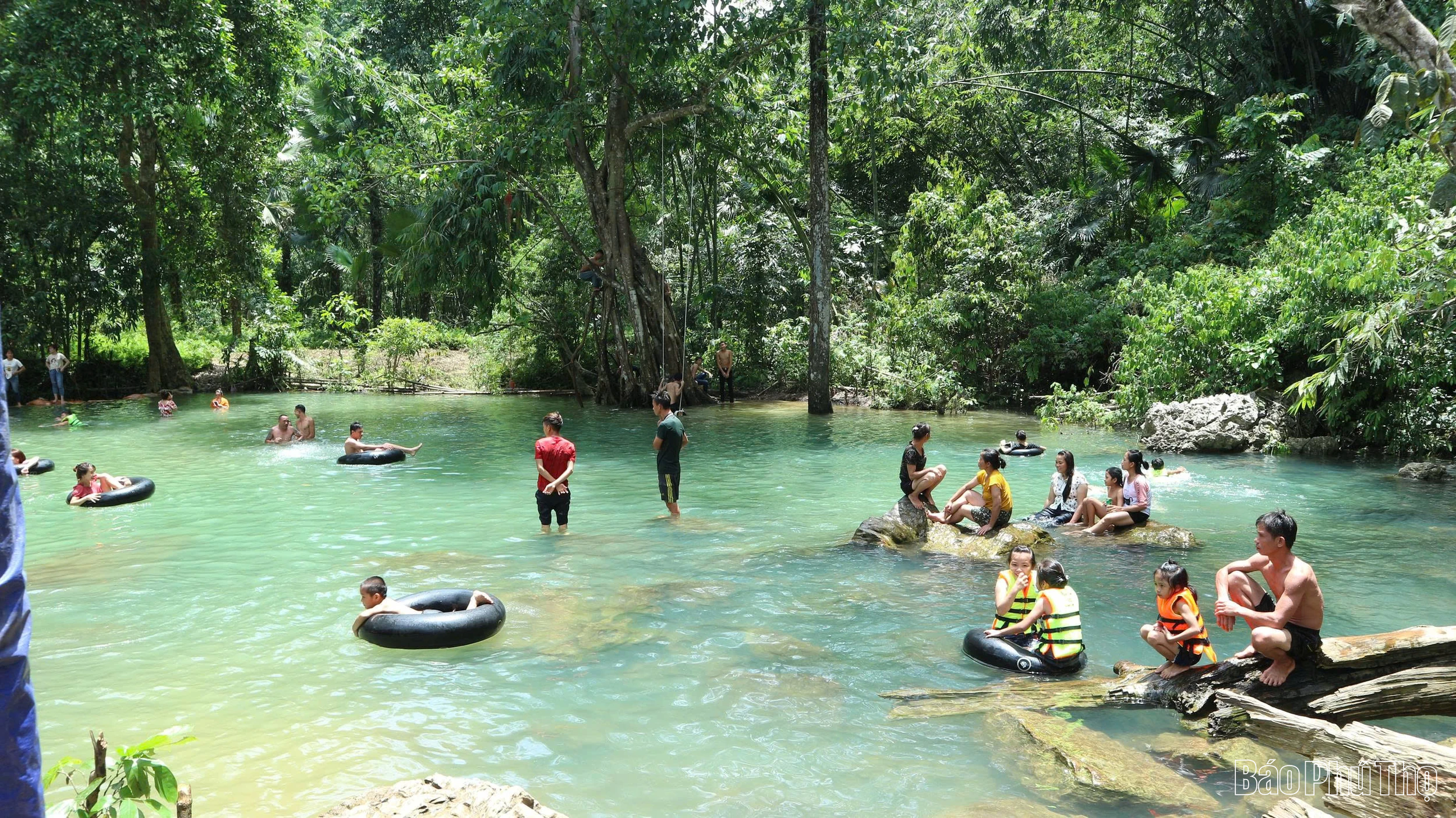 Bãi tắm ngoài trời với dòng nước suốt tự nhiên mát lạnh thu hút du khách đến Xuân Sơn trong những ngày hè.