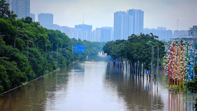 Bắc Ninh muốn mua Đỗ Hùng Dũng với giá 15 tỷ, M.U giữ chân Kobbie Mainoo Cảnh sát biển làm phà tự chế giúp người dân vượt qua biển nước trên Đại lộ Thăng Long