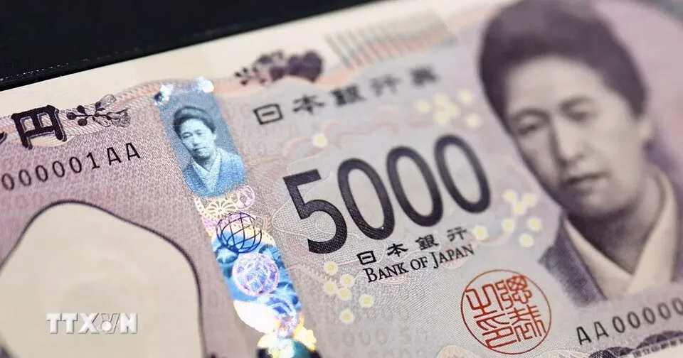 Bộ trưởng Tài chính Nhật Bản lo ngại biến động của đồng Yen Người dân mua sắm tại siêu thị ở Tokyo, Nhật Bản. Ảnh: Kyodo/TTXVN