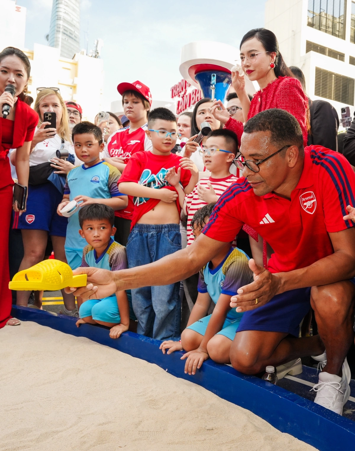 Cầu thủ Arsenal gặp người đẹp Đinh Ngọc Diệp tại TP HCM
