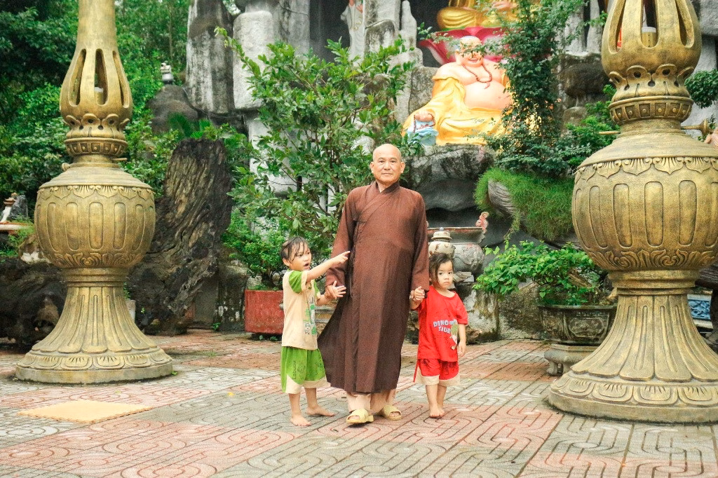Hiện, trung tâm Thiện Tâm có hơn 100 bạn nhỏ được thầy Lệ Tâm giáo dưỡng