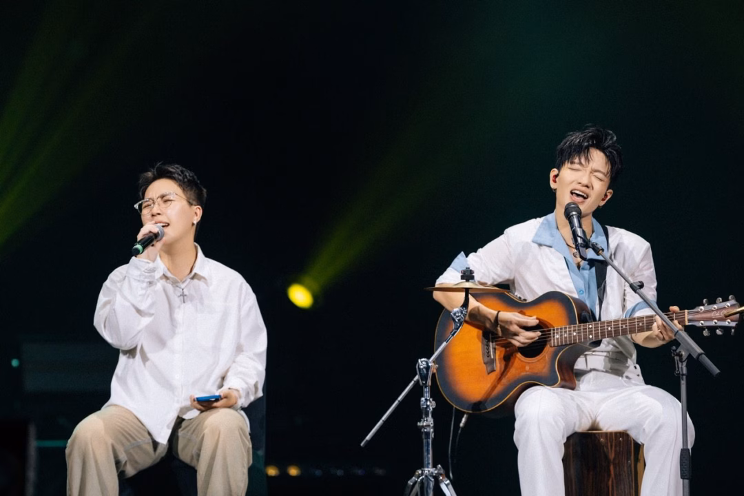 Hoàng Dũng khiến khán giả mê mẩn trong đêm nhạc Xoay tròn tại Hà Nội Đen góp mặt trong show của Hoàng Dũng. Ảnh: Nghệ sĩ cung cấp.