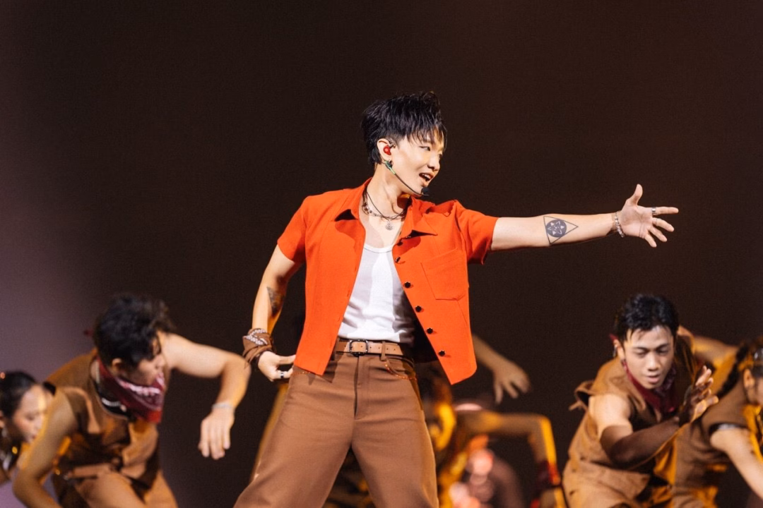 Hoàng Dũng khiến khán giả mê mẩn trong đêm nhạc Xoay tròn tại Hà Nội Đen góp mặt trong show của Hoàng Dũng. Ảnh: Nghệ sĩ cung cấp.