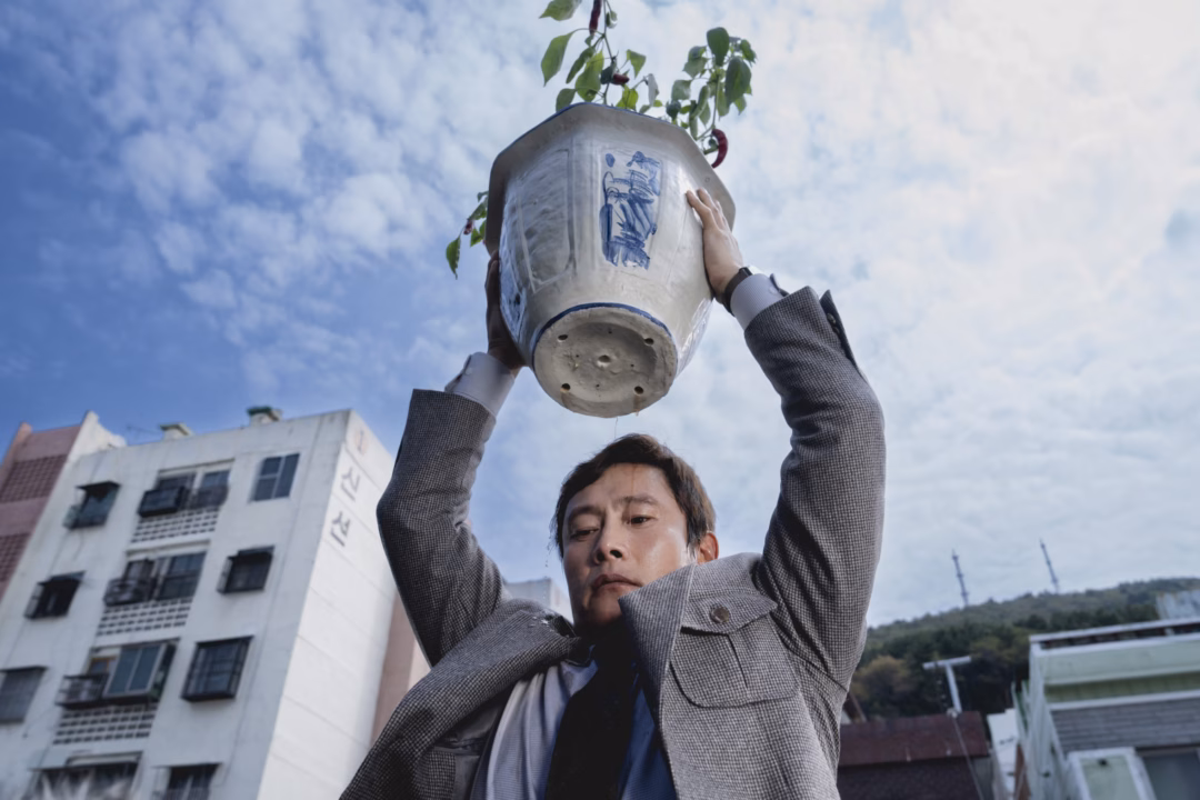 Lee Byung Hun tỏa sáng với loạt vai diễn biến 2025