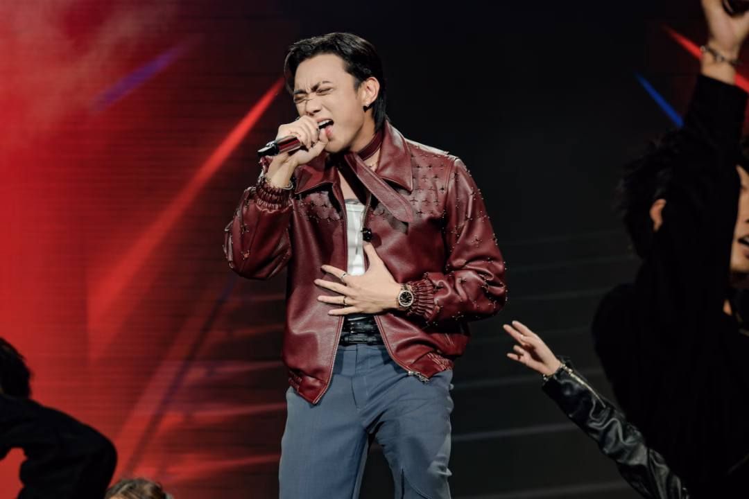 Dù thể hiện ca khúc ballad sâu lắng hay R&B cá tính, "anh tài" 33 tuổi đều cho thấy sức hút qua giọng hát, ngôn ngữ hình thể và phần dàn dựng tiết mục công phu.