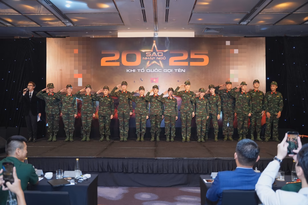 Các nghệ sĩ khoác lên mình màu áo lính .