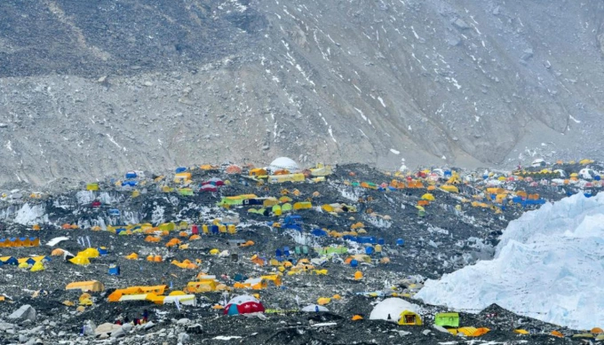 Thung lũng Cầu Vồng – Nơi chôn giấu những cái chết trên đỉnh Everest Lều trại của các đoàn thám hiểm được nhìn thấy tại Trại Base trên đường lên đỉnh Everest. Ảnh:
