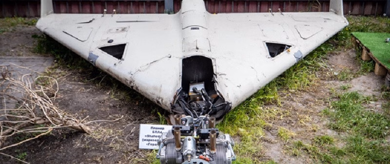 Mảnh vỡ của UAV mồi nhử Parodiya cho thấy ống kính Luneburg bên trong. Ảnh: Cục tình báo quốc Phòng Ukraine