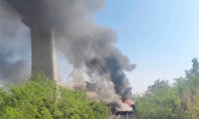 Kh&oacute;i đen bốc l&ecirc;n sau vụ va chạm cần cẩu v&agrave; t&agrave;u hỏa