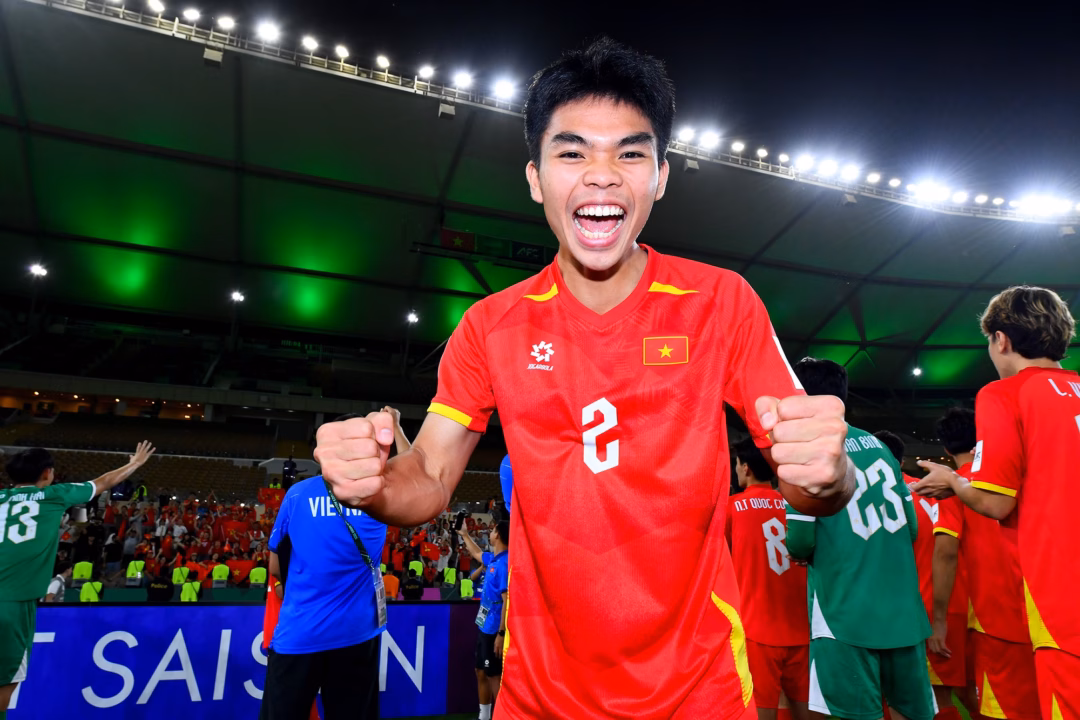 'Cậu &uacute;t' L&ecirc; Ph&aacute;t kh&ocirc;ng thể 'sướng' hơn với b&agrave;n thắng mở tỉ số cho U23 Việt Nam.