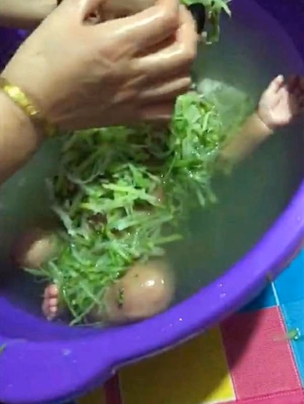 Mẹ bỉm trẻ ngạc nhi&ecirc;n khi thấy b&eacute; bị tắm dưa chuột