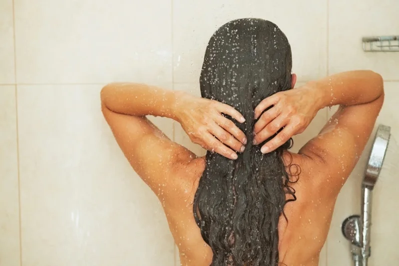 Nước ấm cho tóc bồng bềnh Nước ấm giúp tóc mỏng bồng hơn khi gội