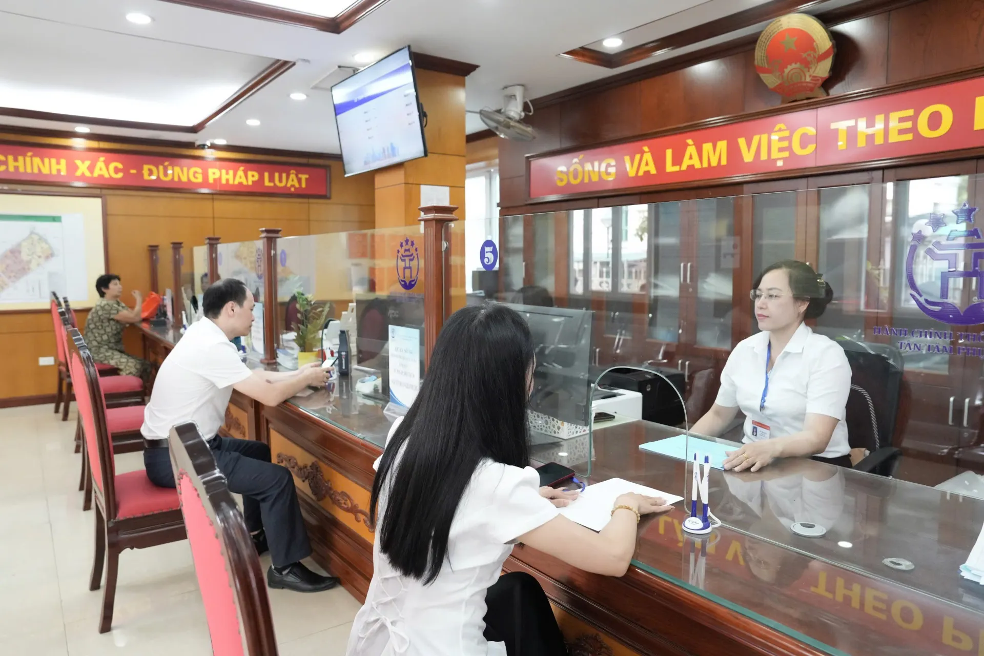 Trung t&acirc;m phục vụ h&agrave;nh ch&iacute;nh c&ocirc;ng tại phường Thanh Xu&acirc;n, H&agrave; Nội - v&iacute; dụ thực tiễn chuyển đổi số