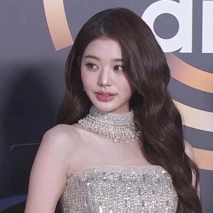 Wonyoung trong v&aacute;y hồng nhạt tại GDA 2026