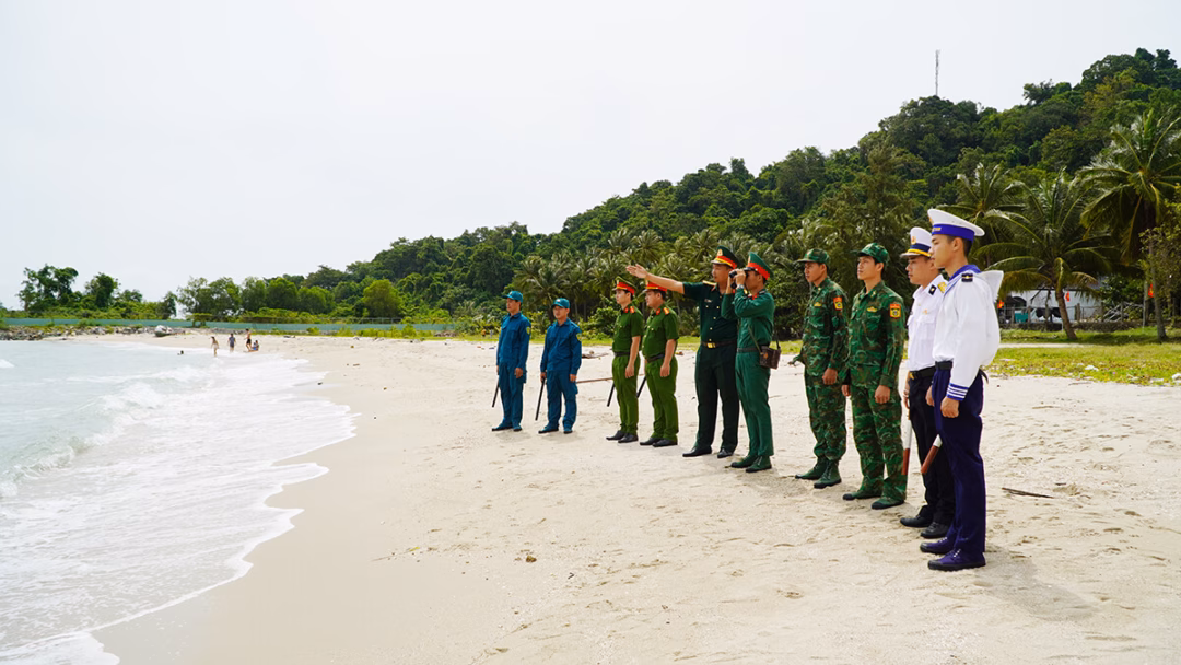 An Giang củng cố thế trận quốc phòng vững chắc ở khu vực biên giới Tây Nam Chiến sĩ Đại đội Hỗn hợp 7 luyện tập bắn súng tiểu liên AK