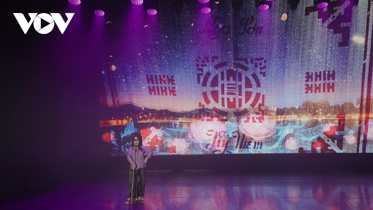 Bản trường ca hữu nghị Việt – Nga: Sứ mệnh văn hoá đến với Moscow Nghệ sĩ nhân dân Thuý Mùi với xẩm "Lấy chồng già".