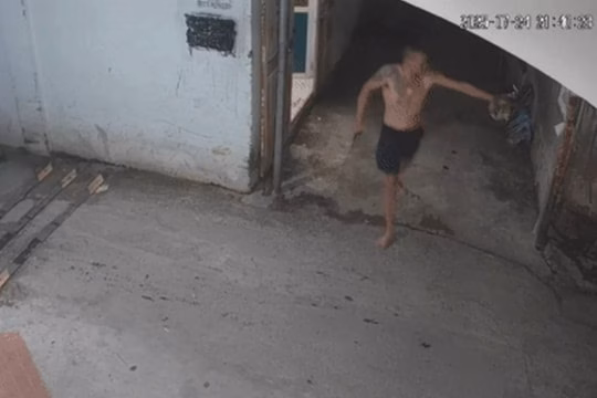 Bắt cóc, hành hung người để cướp tài liệu, nhóm côn đồ ‘khoác áo doanh nhân’ bị công an vây quét Người đàn ông nổ súng khi Công an kiểm tra hành chính tại dãy trọ