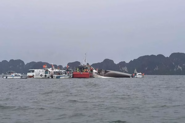 Vụ lật tàu ở vịnh Hạ Long: Thủ tướng yêu cầu khẩn trương tìm kiếm cứu nạn, điều tra nguyên nhân