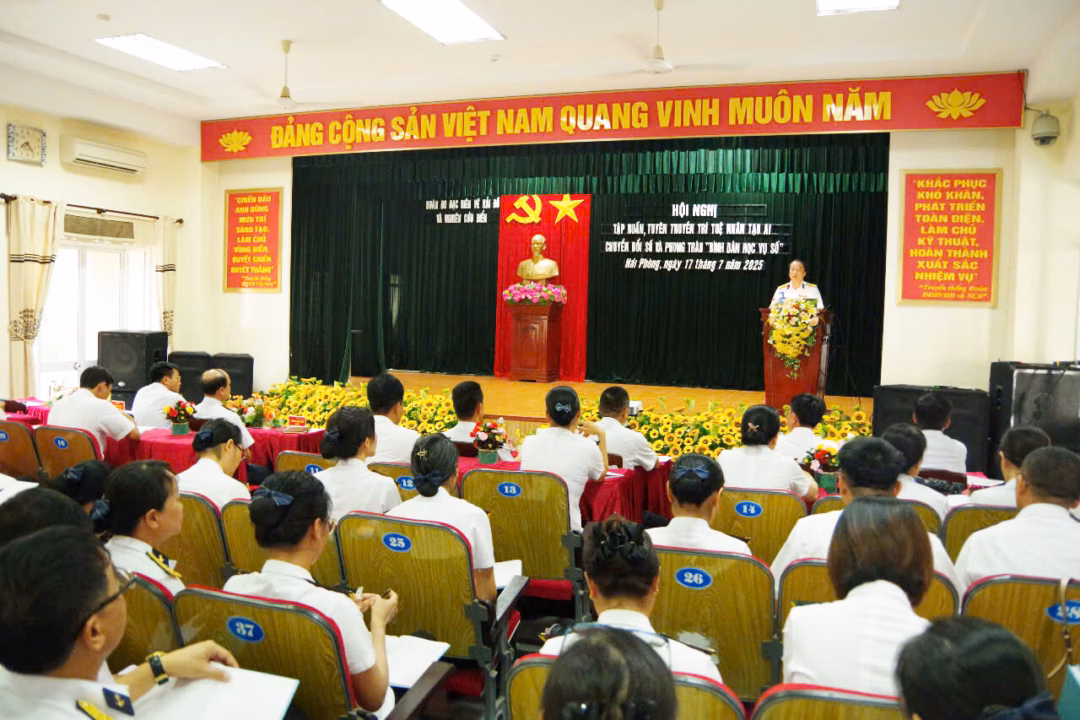 Giảng viên trường Đại học Hải Phòng trao đổi với cán bộ, chiến sĩ