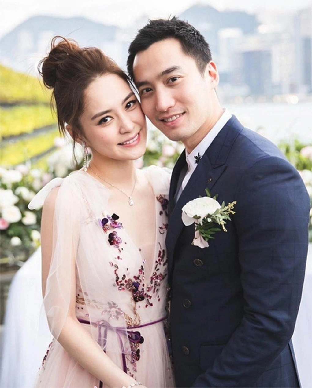 Chung Hân Đồng ấp ủ hy vọng làm mẹ ở tuổi gần 50 Chung Hân Đồng sau đó có cuộc hôn nhân ngắn ngủi với Michael Lai