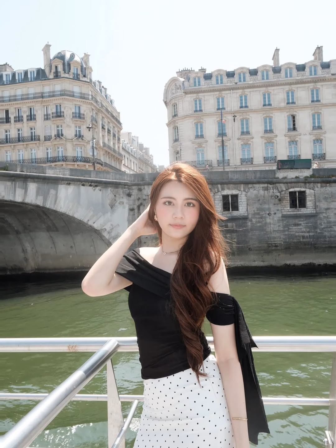 Con gái Quyền Linh xuất sắc với style đối lập khi đi biển Diện áo thun ôm lệch vai phối cùng chân váy chấm bi, Hạt Dẻ ghi điểm với phong cách đơn giản nhưng cuốn hút. Set đồ nhẹ nhàng này đủ để cô nàng nổi bật ở mọi khung hình