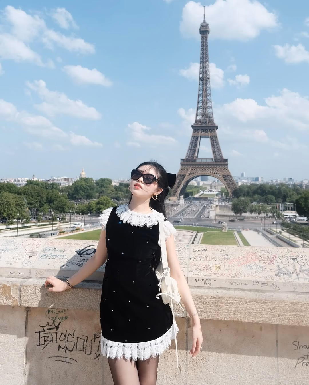 Con gái Quyền Linh xuất sắc với style đối lập khi đi biển Ngắm tủ đồ cuả 2 ái nữ nhà Quyền Linh: Cô chị là