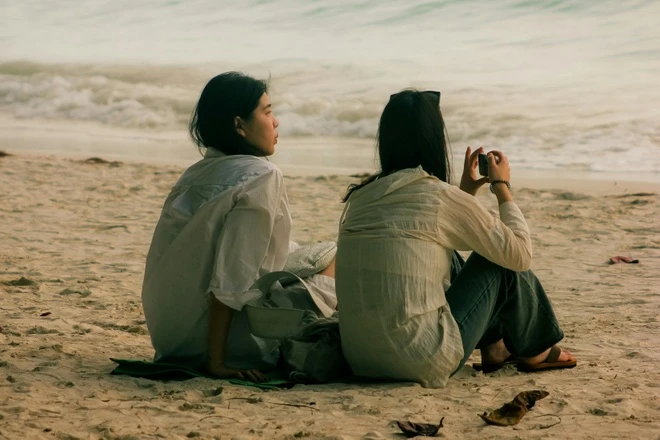 Du khách thư giãn bên bãi biển Malay, Philippines. Ảnh: Ren Dell/Pexels