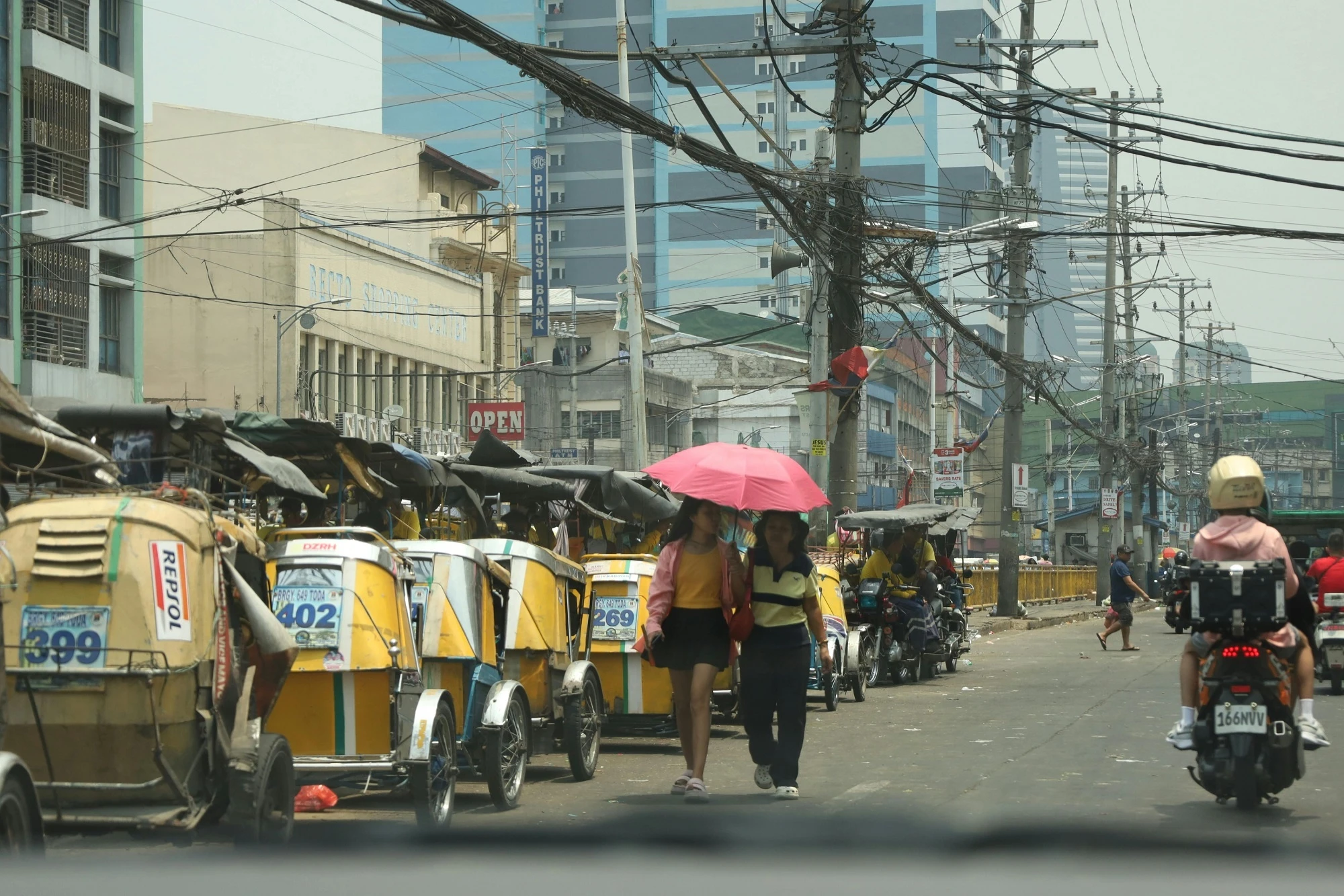 Đường phố Manila vắng vẻ khách du lịch. Dãy xe ba bánh (tricycle) – phương tiện giao thông công cộng phổ biến ở Philippines - xếp thành dãy. Ảnh: Alessandro Del Gobbo/Pexels.