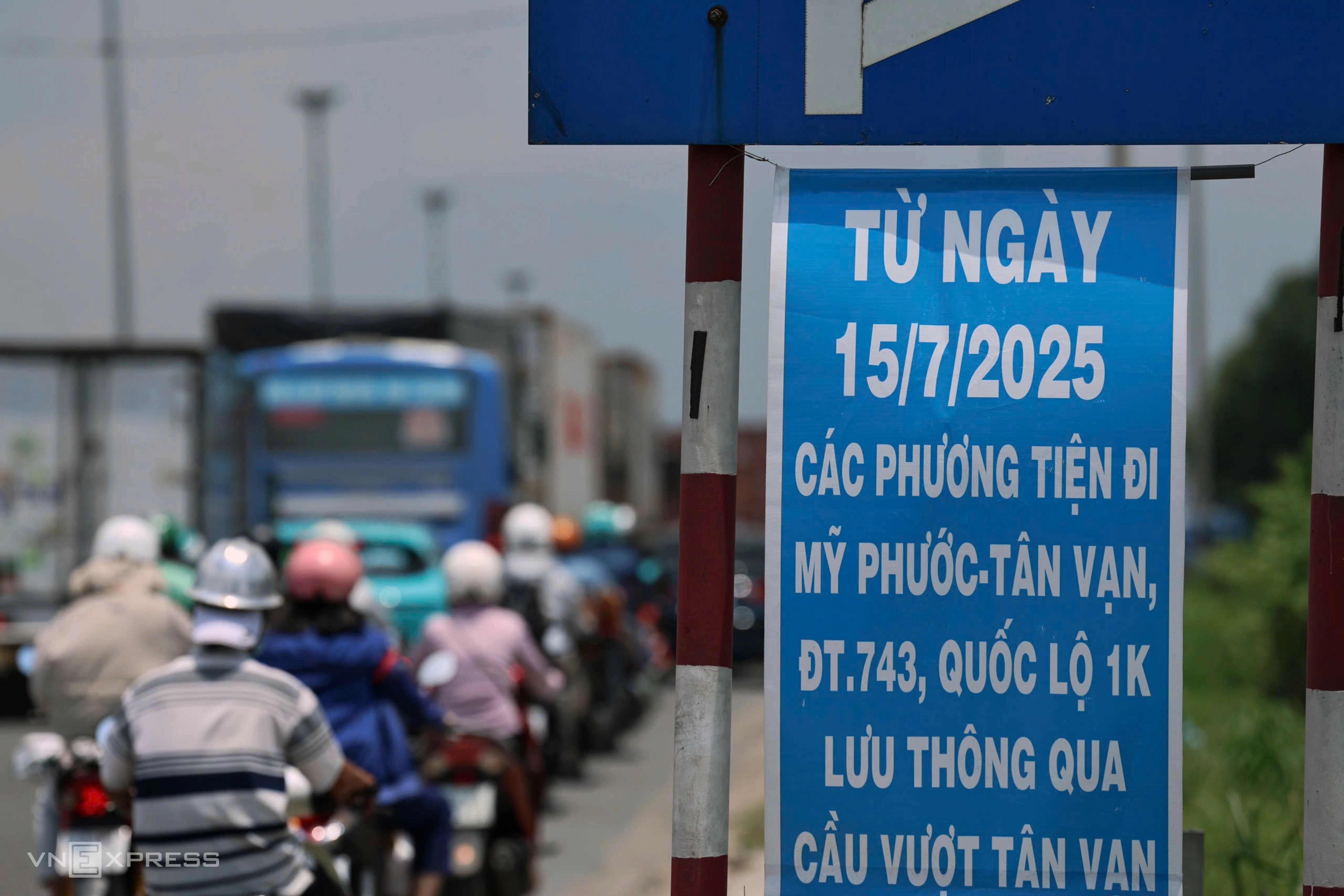 Cửa ngõ TP HCM kẹt cứng vì đóng đường thi công nút giao