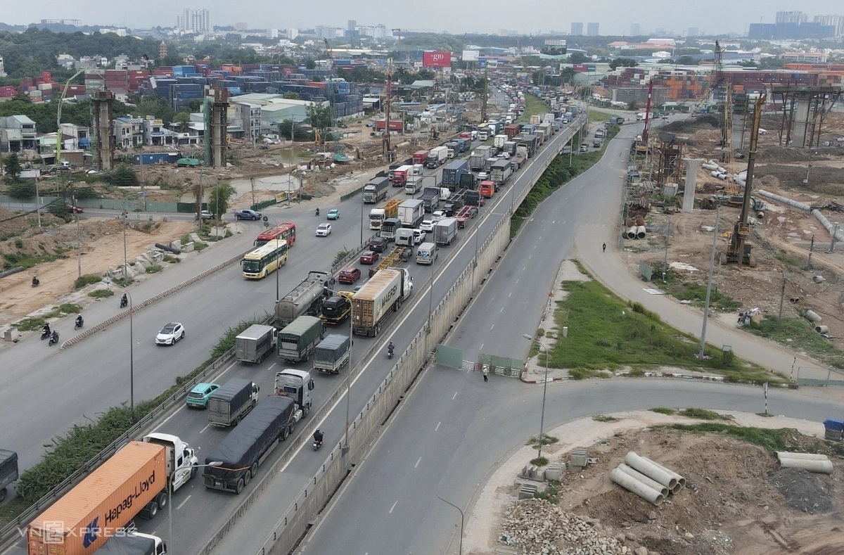 Cửa ngõ TP HCM kẹt cứng vì đóng đường thi công nút giao