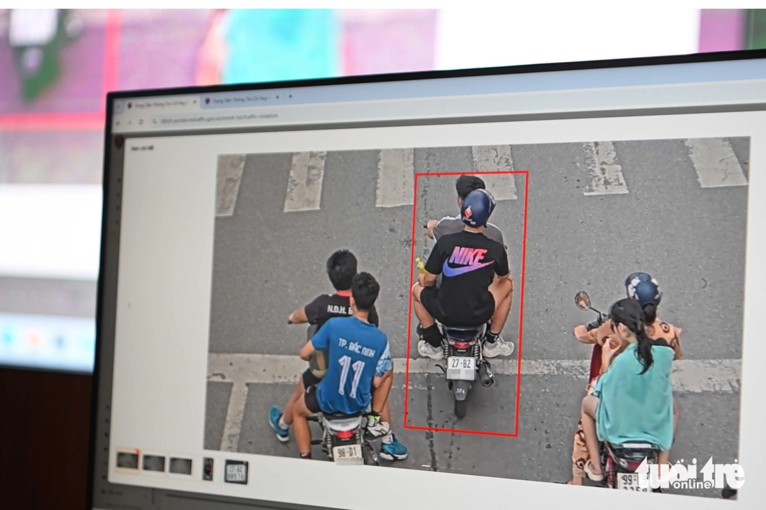 Camera AI phát hiện chiếc xe máy vượt đèn đỏ và người điều khiển không đội mũ bảo hiểm - Ảnh: HỒNG QUANG