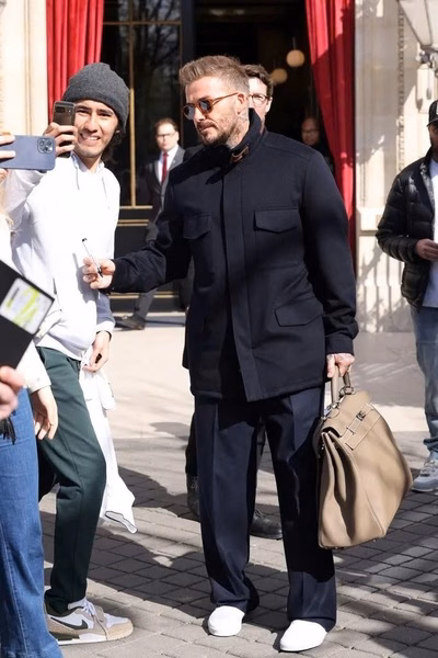 David Beckham và bộ sưu tập túi xách triệu đô: Hermès, Goyard và Louis Vuitton lên ngôi ông vua thời trang David Beckham thích xuống phố với túi hàng hiệu cỡ "khủng", có giá đắt đỏ - 2