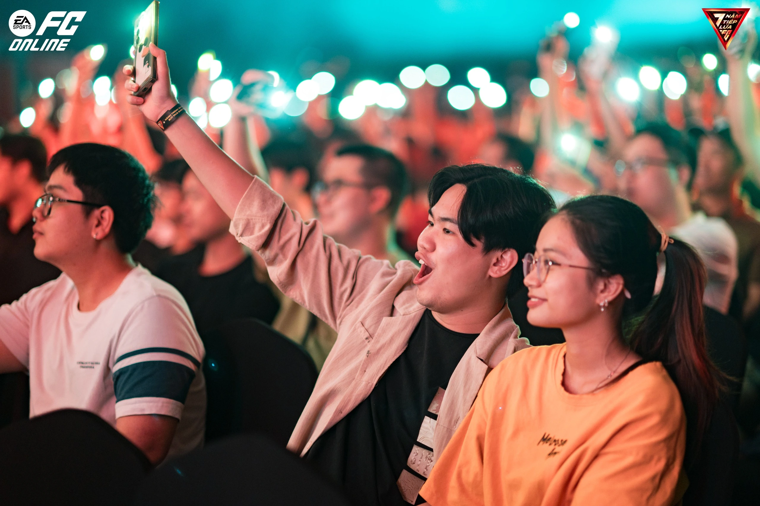 Rất đông người hâm mộ đã tới sự kiện để được nhìn thấy thần tượng Diego Forlan