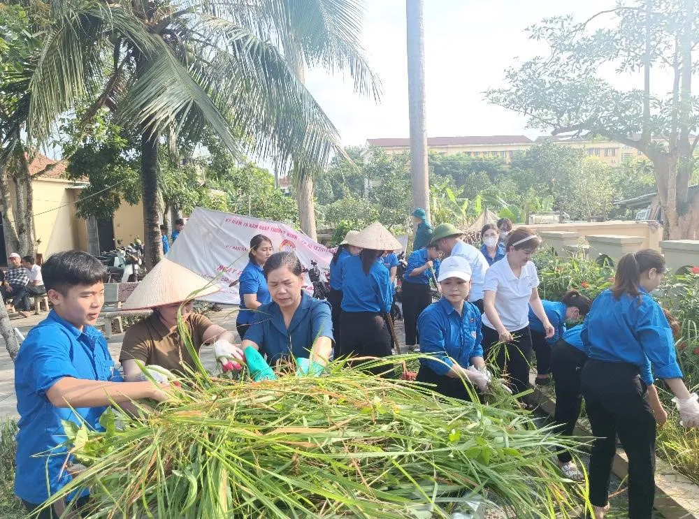 Hà Nội tổ chức loạt hoạt động kỷ niệm 78 năm Ngày Thương binh – Liệt sĩ Phó Chủ tịch Ủy ban Mặt trận Tổ quốc Việt Nam TP Đặng Thị Phương Hoa cùng các đại biểu tham gia tổng vệ sinh môi trường tại khuôn viên Nghĩa trang liệt sĩ Cổ Loa.