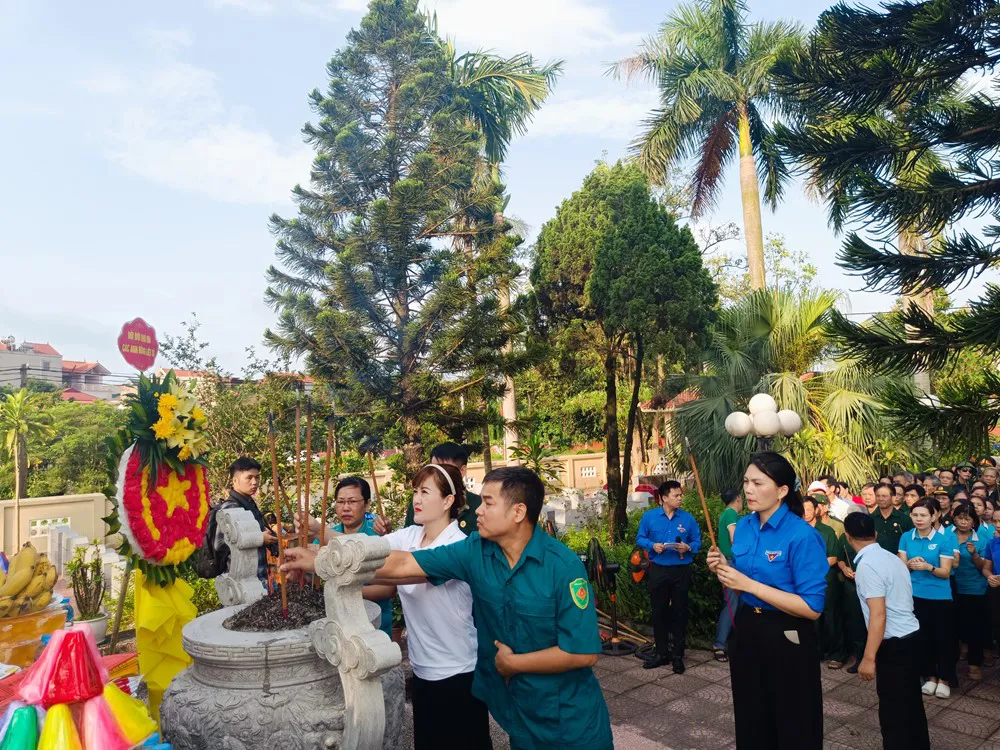 Hà Nội tổ chức loạt hoạt động kỷ niệm 78 năm Ngày Thương binh – Liệt sĩ Phó Chủ tịch Ủy ban Mặt trận Tổ quốc Việt Nam TP Hà Nội Đặng Thị Phương Hoa cùng các đại biểu dâng hương