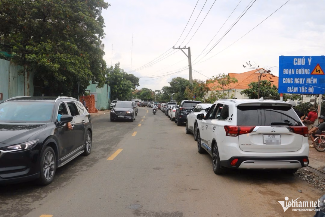 Hàng chục ô tô xếp hàng gần 1km chờ lên phà Vũng Tàu – Cần Giờ Theo quan sát, các phương tiện ô tô chờ đi phà chủ yếu mang biển số 51, 59... là đầu số của TPHCM cũ. Ảnh: Quang Hưng