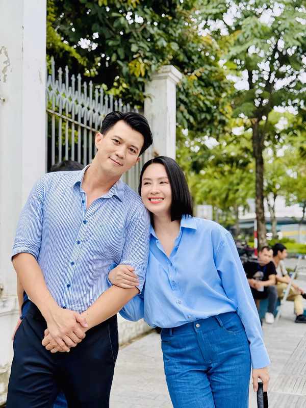 Hồng Diễm tái xuất VFC sau 1 năm, sắc đẹp không đổi sau 20 năm theo đuổi diễn xuất Hồng Diễm mới đây đã trở thành "khách mời" trên Facebook của diễn viên Hà Việt Dũng bằng một hình ảnh. Theo đó, nam diễn viên tiết lộ cả 2 sẽ đóng cùng nhau trong một dự án phim của VFC. Tuy nhiên, anh không tiết lộ về vai diễn mình lẫn đồng nghiệp vì đây là bí mật của đoàn làm phim. Về phía Hồng Diễm khi được khán giả quan tâm, cô cũng không tiết lộ gì.