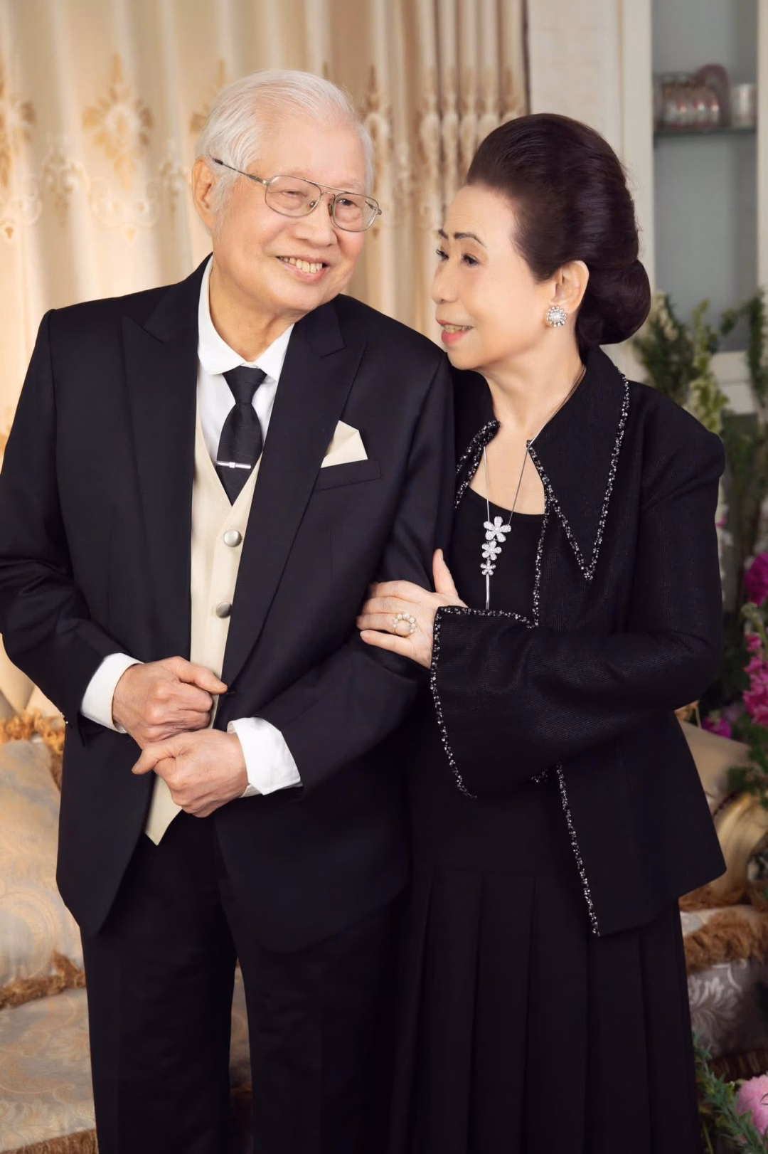 Hồng Vân tiết lộ mẹ vẫn hay cho mượn tiền, bất ngờ với lý do phía sau Ông bà đã lớn tuổi nhưng vẫn còn rất trẻ trung, khỏe mạnh, minh mẫn.