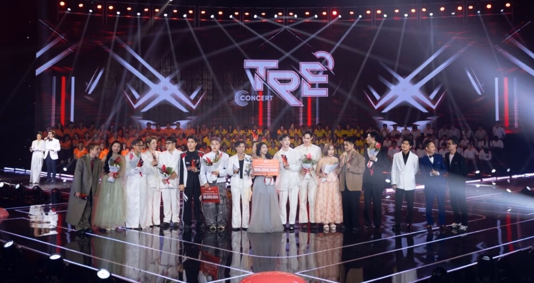 Huỳnh Thắm xúc động khi đăng quang Quán quân Trẻ Concert Dược sĩ Tiến, Thanh Hằng. Ảnh: Ban tổ chức