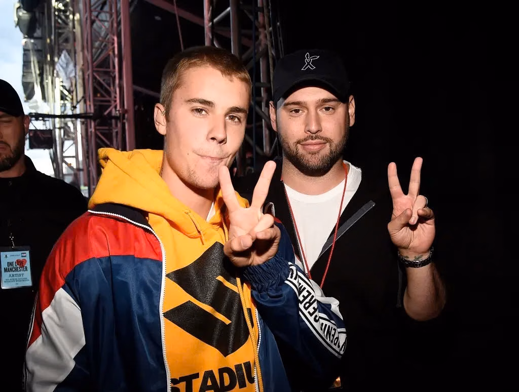 Justin Bieber nợ 830 tỷ, vợ phải bán thương hiệu mỹ phẩm để cứu chồng Trong thỏa thuận đàm phán vừa đạt được với Scooter Braun, Justin Bieber buộc phải trả hàng trăm tỷ đồng cho Scooter Braun