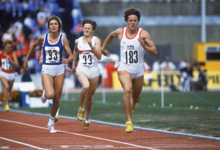 Kỷ lục gia marathon nữ bị nghi doping, hàng chục kỷ lục có thể bị xóa Năm 1983, VĐV người Tiệp Khắc Jarmila Kratochvilova trở thành VĐV nữ thứ hai trong lịch sử chạy 800m dưới mốc 1 phút 54 giây, với thời gian 1 phút 53 giây 28 - thiết lập kỷ lục thế giới vẫn còn tồn tại cho đến tận hôm nay, sau 42 năm.