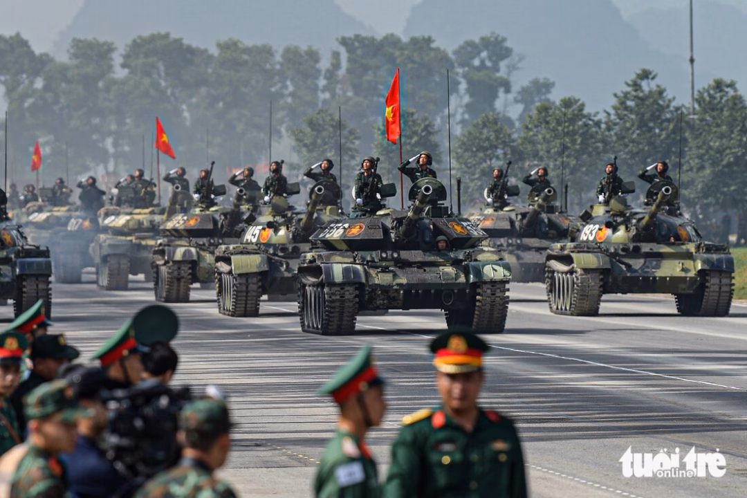 Xe chở lực lượng pháo binh - Ảnh: NAM TRẦN