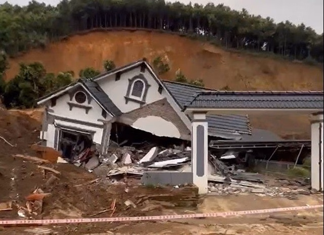 Gia đình nạn nhân vừa trở lại ngôi nhà được 2 ngày nay.