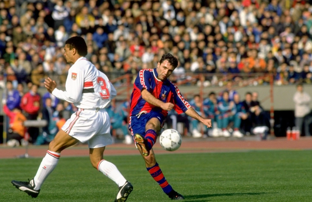 Một thành viên quan trọng khác của "Dream Team" dưới thời Cruyff, Stoichkov mang áo số 10 và đạt phong độ đỉnh cao tại Barca. Tiền đạo người Bulgaria khiến các hàng thủ khắp châu Âu khiếp sợ, giành 5 chức vô địch LaLiga, một Cup C1 và nhiều danh hiệu khác trong hai giai đoạn khoác áo Barca, cùng Quả Bóng Vàng 1994.
