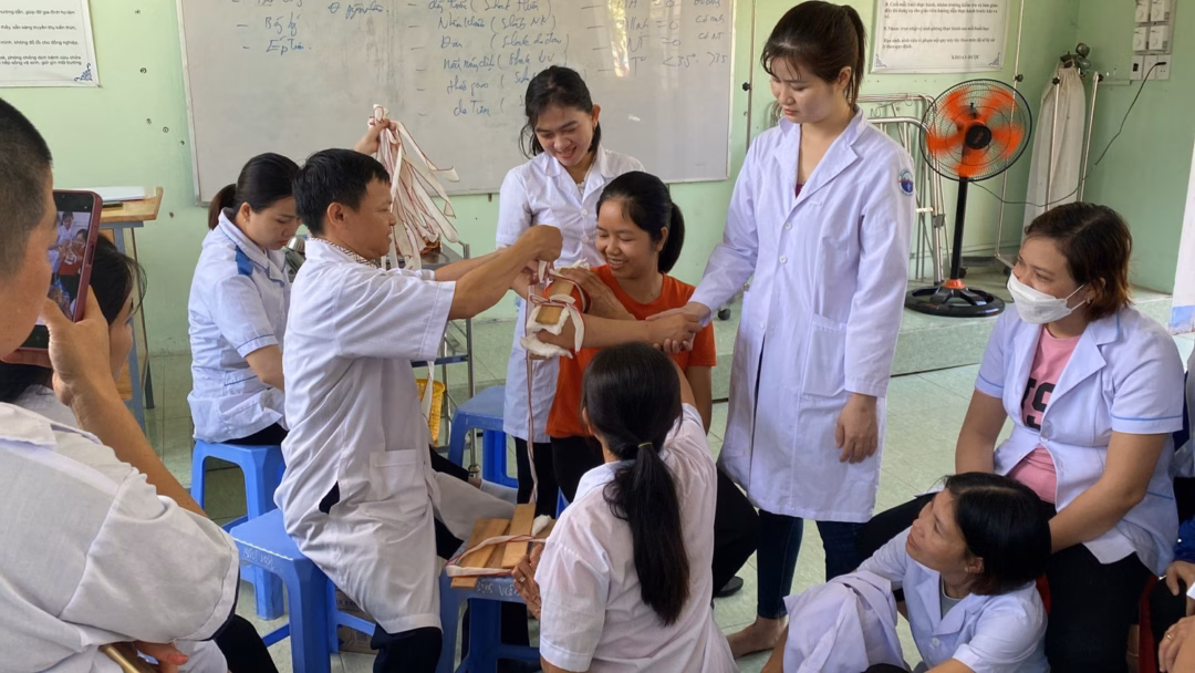 Mở rộng quyền tự chủ cho trường nghề, gỡ vướng tuyển sinh Sinh viên nghề Điều dưỡng, Trường Cao đẳng Phương Đông (Thành phố Đà Nẵng) trong một buổi học thực hành. Ảnh: website nhà trường.