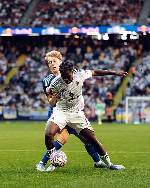 MU có sao trẻ nổi bật trong trận hòa với Leeds Một pha đột phá của Cunha trước Tanaka và Gnonto