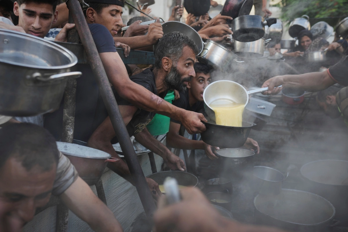 Nạn đói ở Gaza: Số trẻ em và người lớn tử vong vì suy dinh dưỡng tăng cao Người Palestine mang theo xoong nồi để nhận cháo tại một bếp ăn cộng đồng ngày 14/7 ở thành phố Gaza City, miền bắc Dải Gaza.