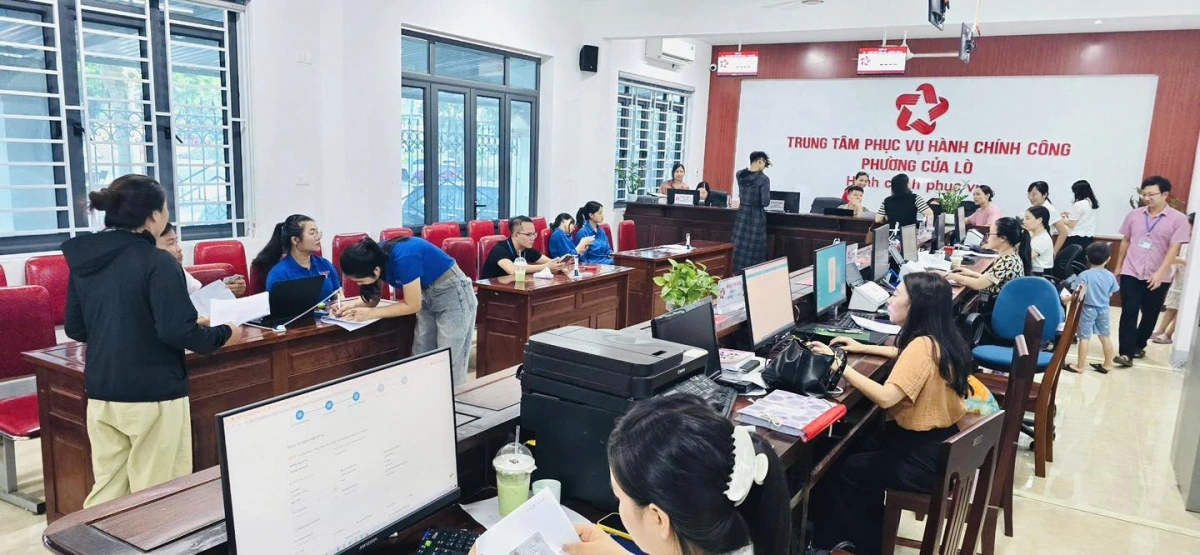 Nghệ An đổi mới cấp xã: Nâng cao năng lực phục vụ, đồng hành cùng công nghệ số "Ngày thứ bảy vì dân" tại Trung tâm phục vụ Hành chính công phường Cửa Lò.