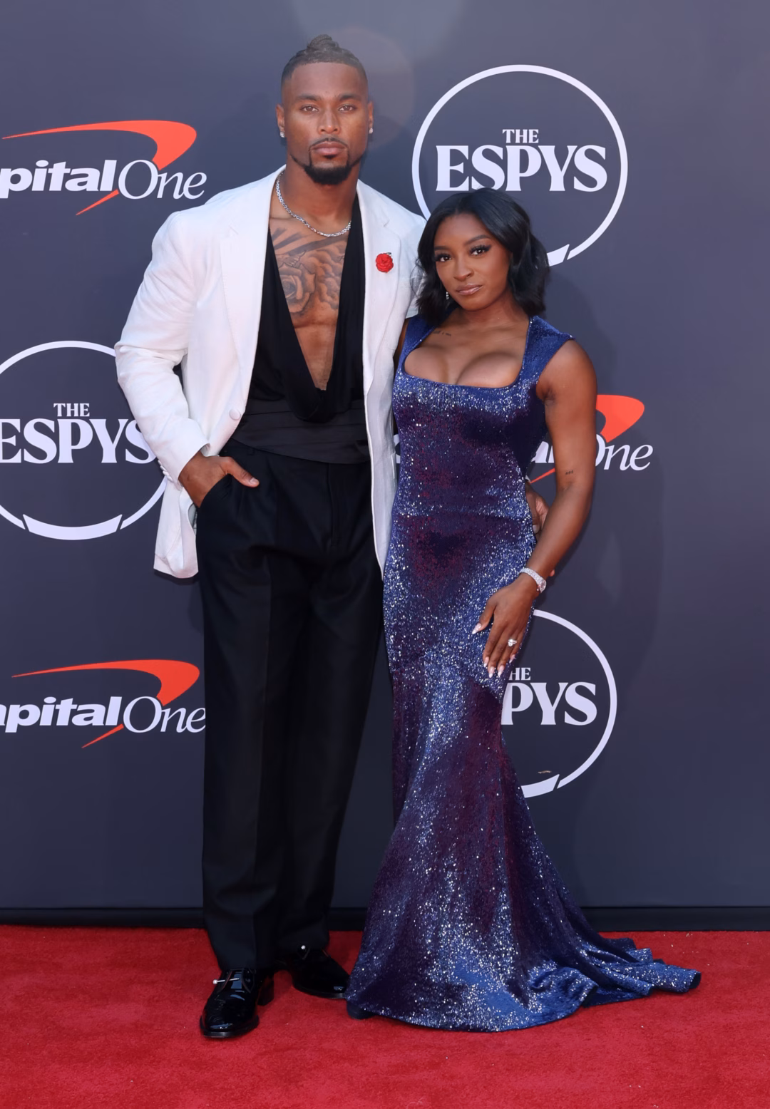 Ngôi sao đổ bộ thảm đỏ giải thể thao ESPY 2025 Jonathan Owens and Simone Biles attend the 2025 ESPY Awards